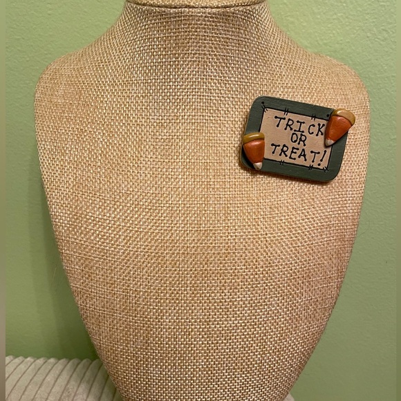 Adorable wooden trick or treat brooch - Picture 1 of 4